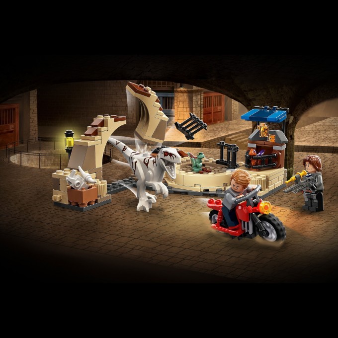 Конструктор LEGO JURASSIC WORLD™ "АТРОЦИРАПТОР: ПОГОНЯ НА МОТОЦИКЛЕ" 76945 3814570